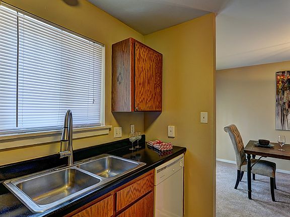 3rd image of 18 Merry Ln APT B