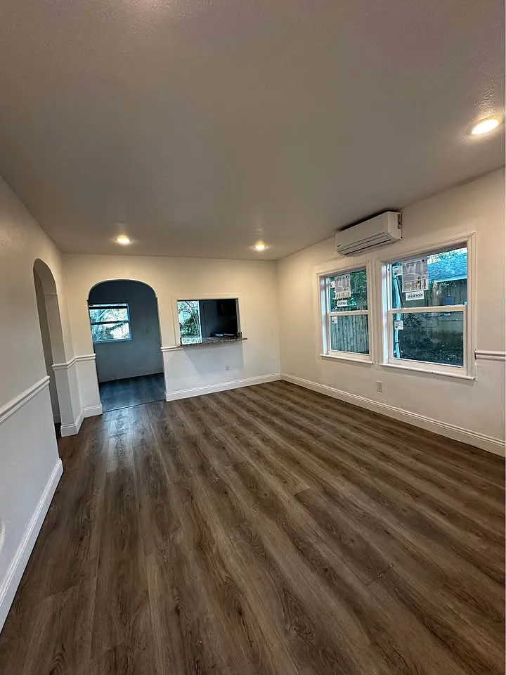 1579 Tioga Ave — Photo 2