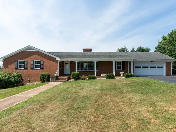3100 Village Dr, Waynesboro, VA 22980