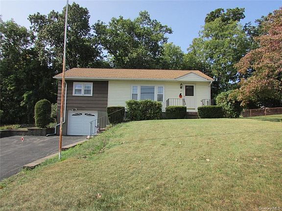3rd image of 27 Harth Dr