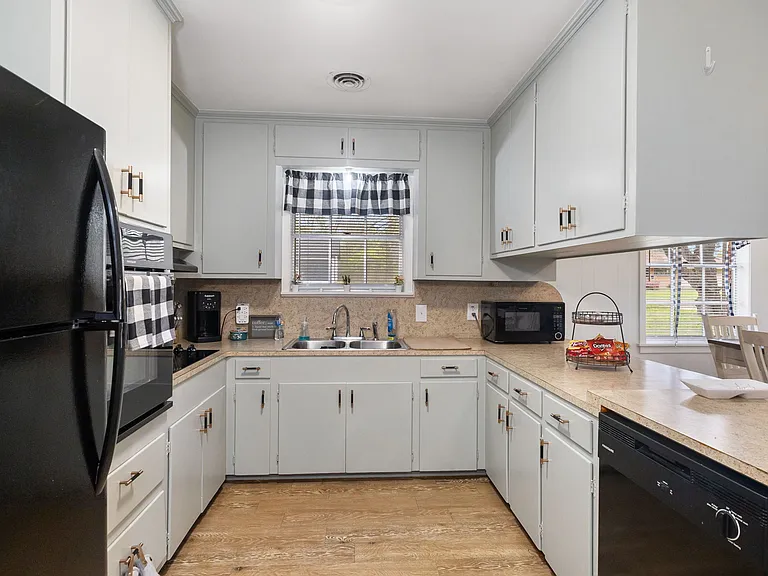 1406 Russell Ave — Photo 8