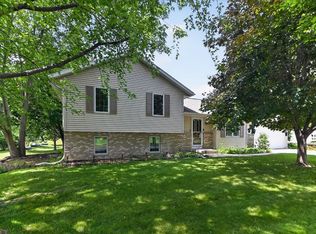 903 Crysta Trl, Cottage Grove, WI 53527