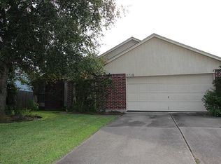 3710 Raindrops Rd, Pasadena, TX 77505