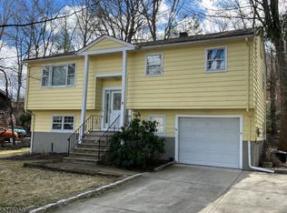 11 Melrose Ave W, Hewitt, NJ 07421