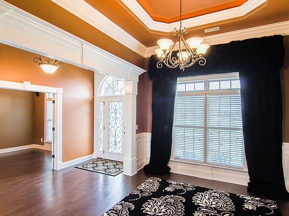 DR w/ exquisite trim