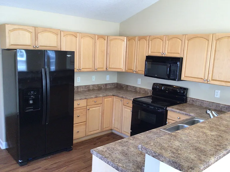 156 Cotillion Cres — Photo 2