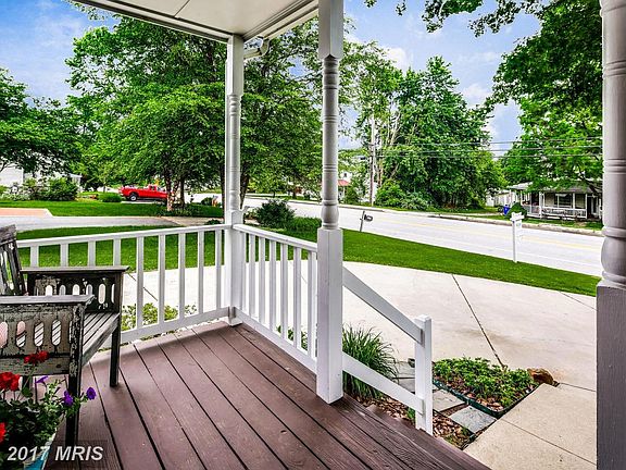 Great front porch with porch swing!