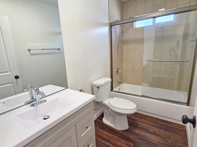 1719 W 39th Pl — Photo 5