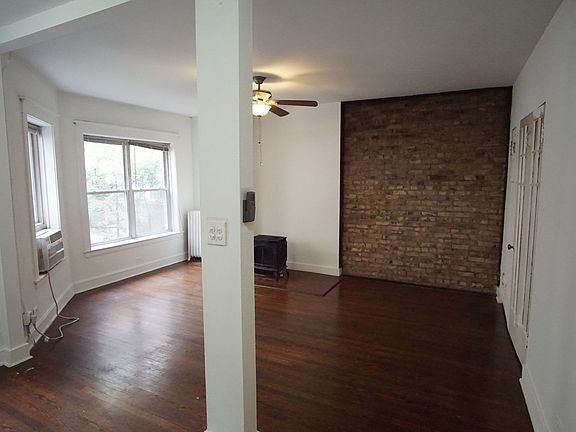 4th image of 933 W Cornelia Ave APT 1B