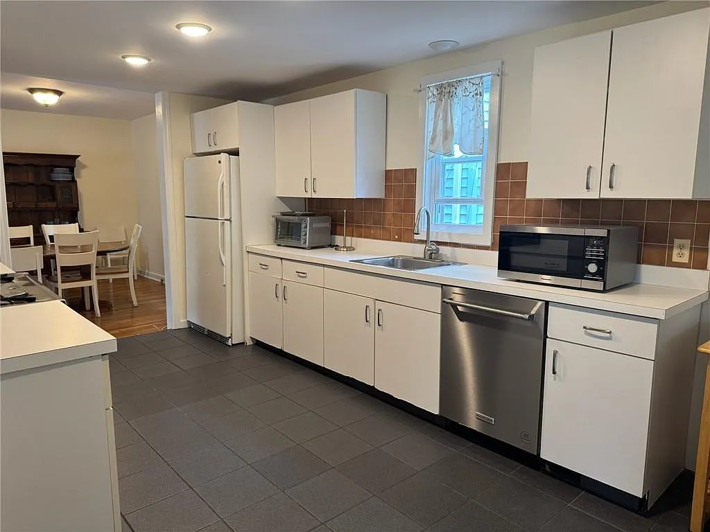 4 bed, 1.5 bath, 2000 sqft, $3,200 — Photo 3