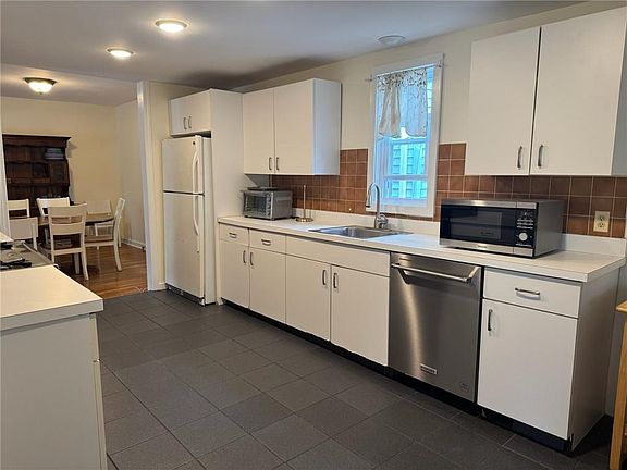 3rd image of 23 Carey St