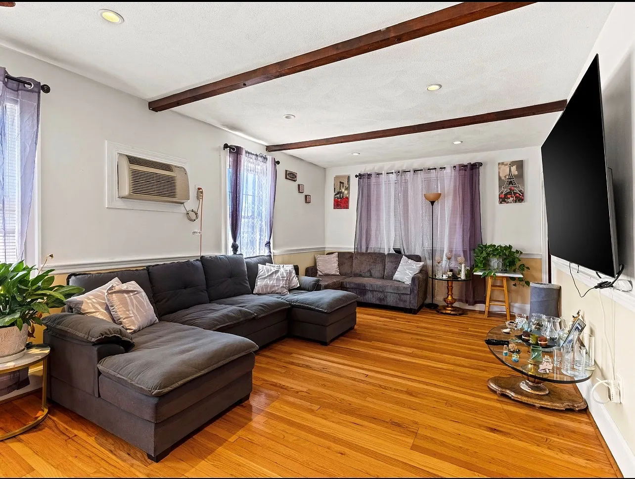 4 bed, 2218 sqft, $3,800 — Photo 3