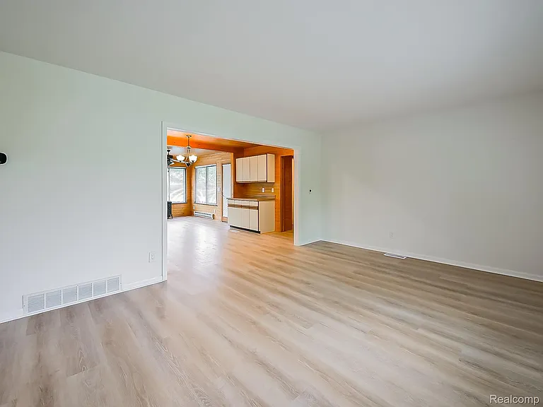 7580 Thornwood St — Photo 34