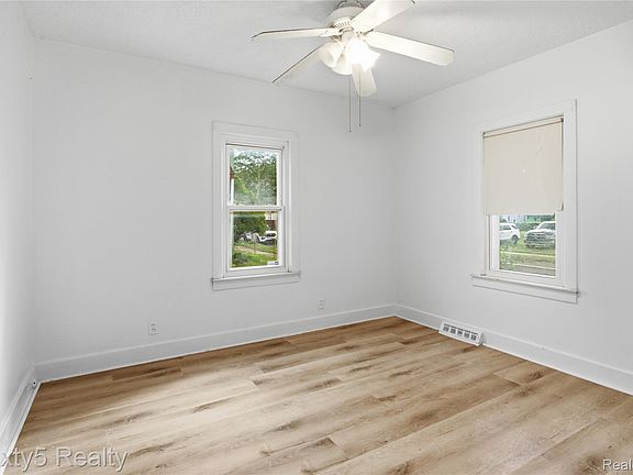 5th image of 147 Charles St