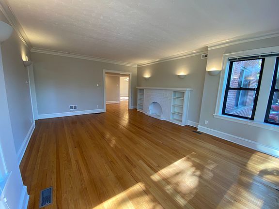 3rd image of 6917 N Rockwell St APT 1N
