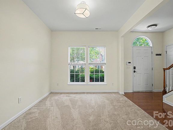 3rd image of 412 Nicklaus Ln