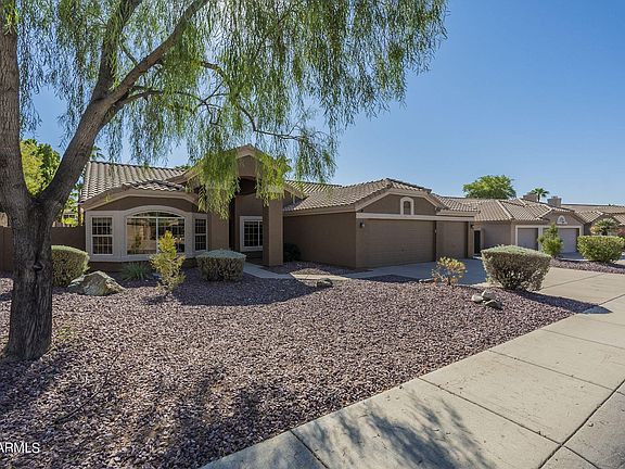 3rd image of 643 W MUIRWOOD Drive