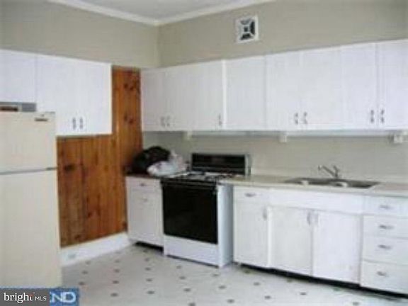 3rd image of 1101 W 5th St
