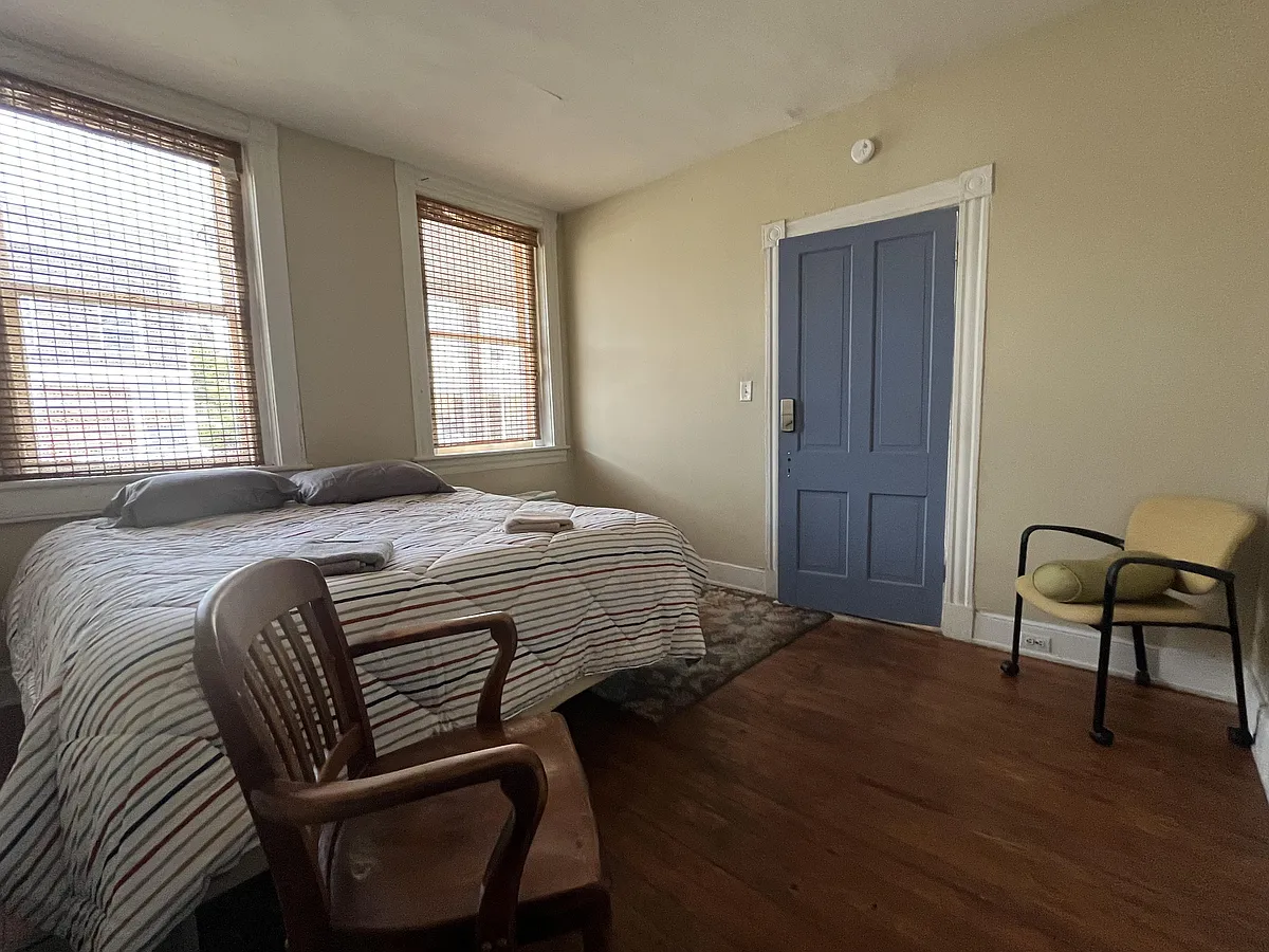 Photo 1 of 10 - Venable St - Richmond, VA Sitting area - Venable St