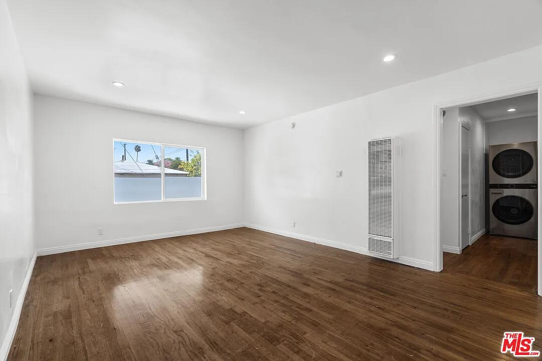 2 bed, 850 sqft, $4,350 — Photo 2
