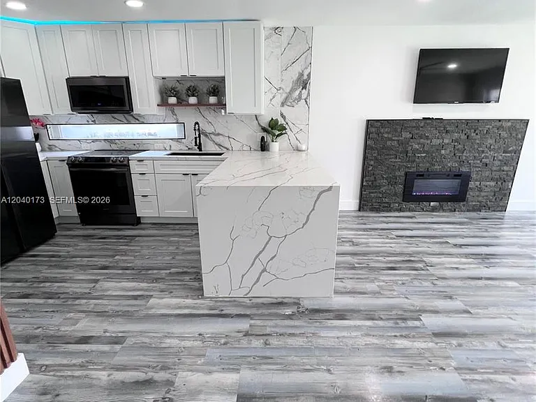 2425 SW 26th Ln — Photo 2