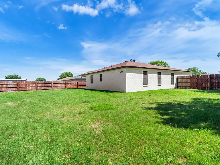 2601 Coy Dr — Photo 25