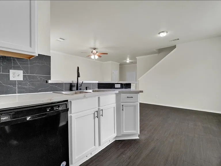 338 Castleridge Dr #B — Photo 7