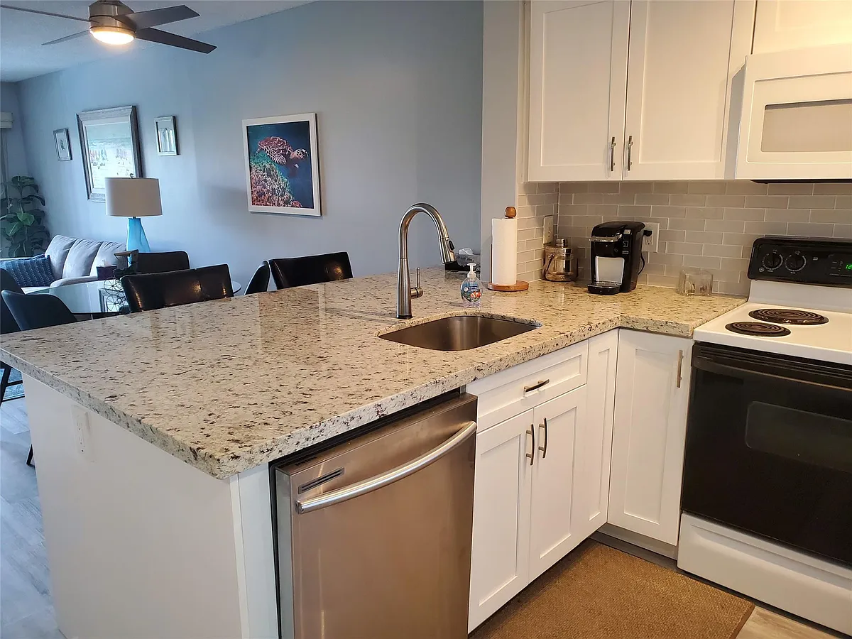 Building Photo - 2220 N Cypress Bend Dr #405