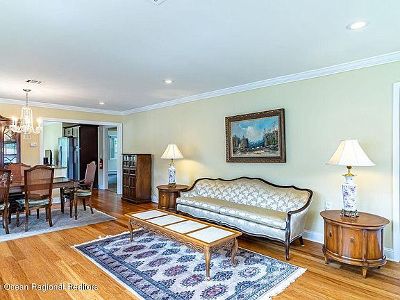 5th image of 166 Bonaire Dr
