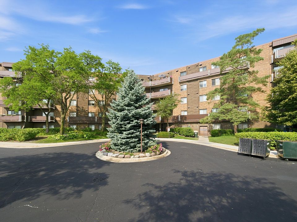 1st image of 840 Wellington Ave Unit 215