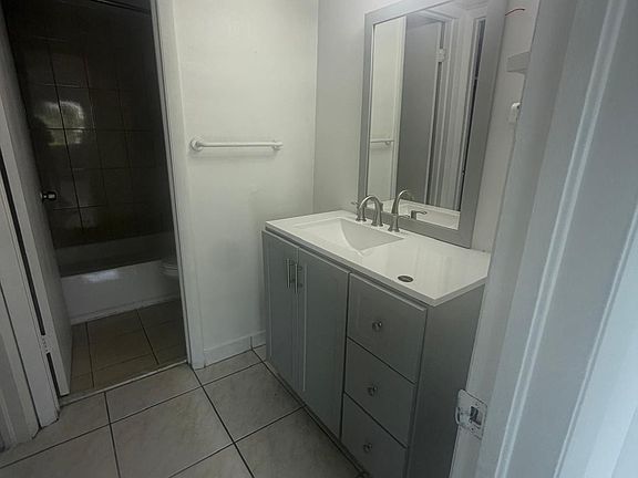 5th image of 1461 W 42nd St #2O3