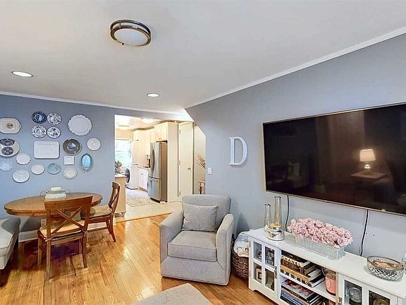 3rd image of 78-21 Cloverdale Blvd #L
