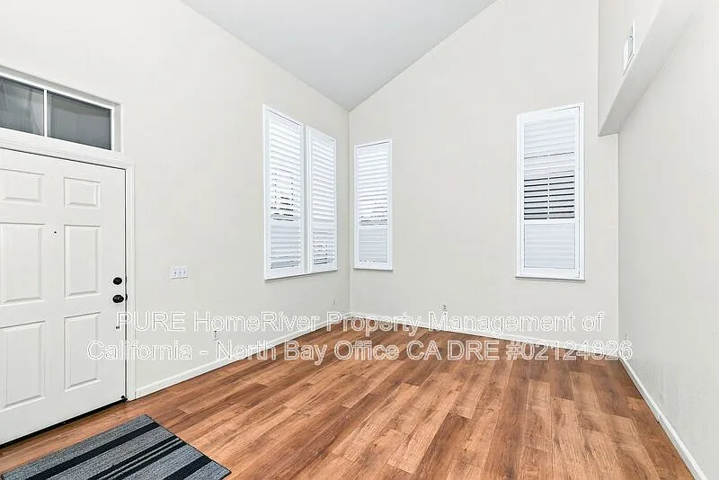 4 bed, 3.0 bath, 2100 sqft, $3,400 — Photo 2