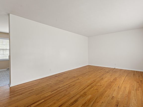 3rd image of 211 Woodhill Ln