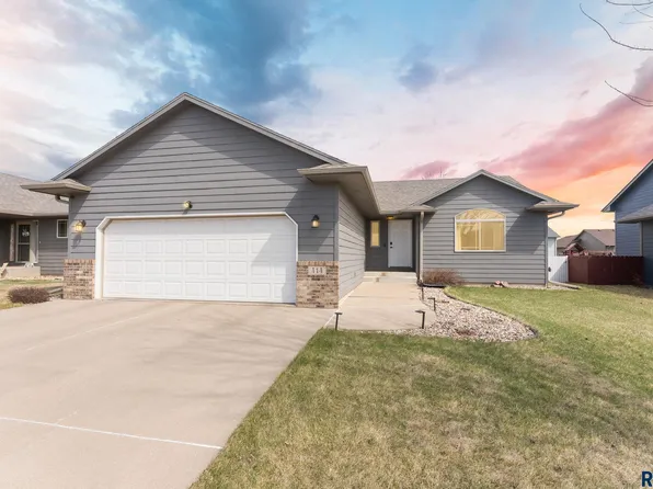 414 N Perry Ln, Harrisburg, SD 57032