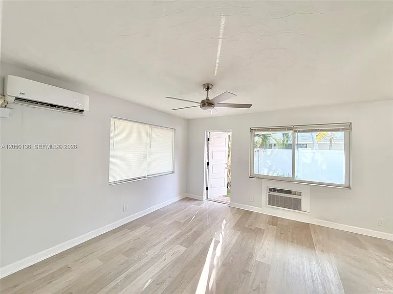 1632 NE 4th Pl #1 — Photo 4