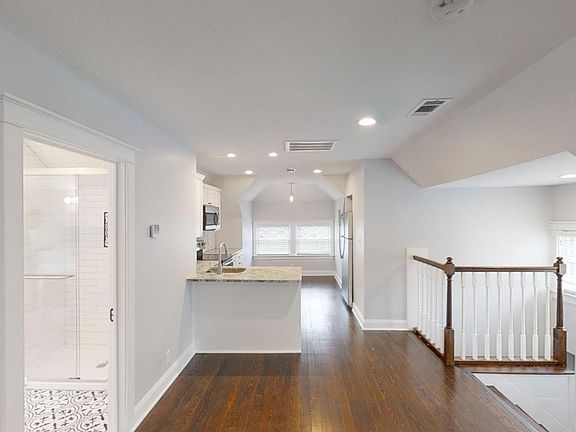 4th image of 3724 Wyandotte St #3