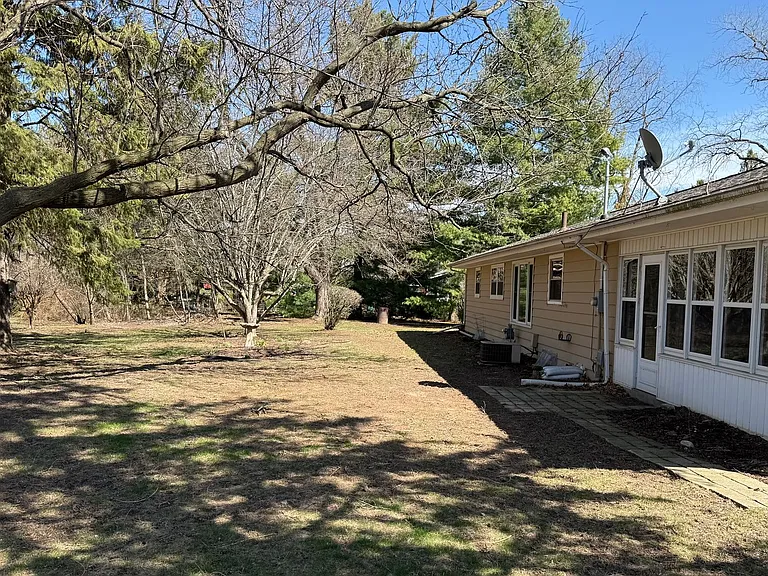 7734 E Rockton Rd — Photo 15