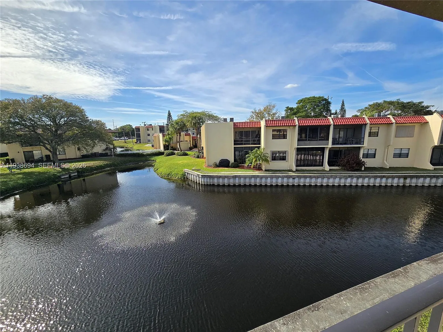 Island House Condominium — Photo 1
