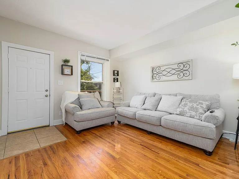 1363 Indianola Ave — Photo 3