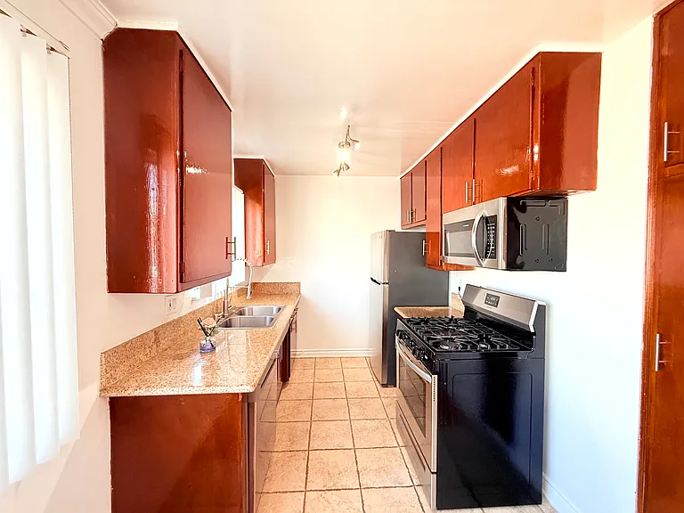 956 Wilcox Avenue — Photo 10