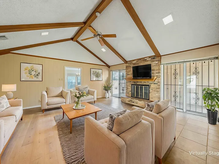 310 Carriage Dr — Photo 4