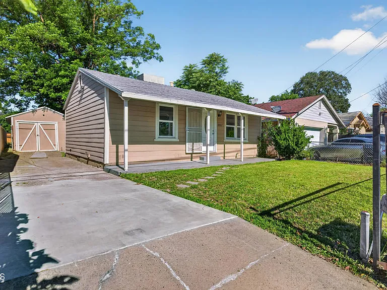 3307 Belden St — Photo 2