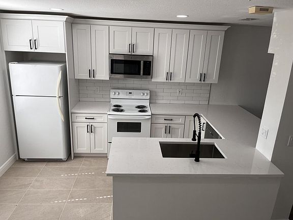 2nd image of 7617 Tamarind Ave
