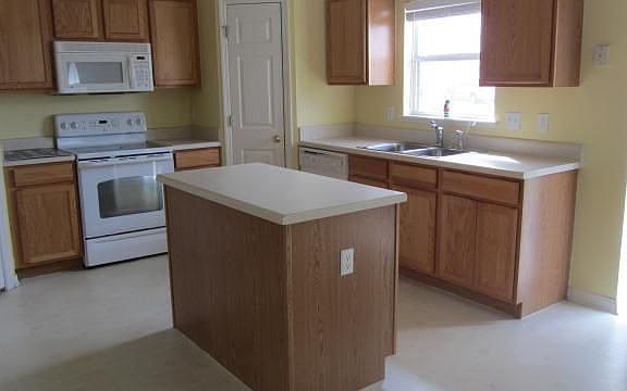 5th image of 155 Wheatfield Cir