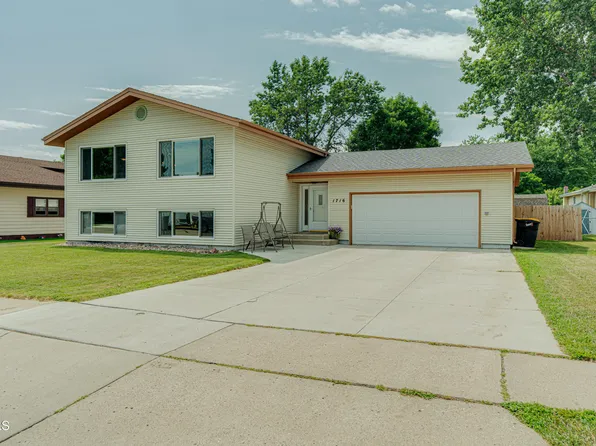 1716 E Omaha Dr, Bismarck, ND 58504