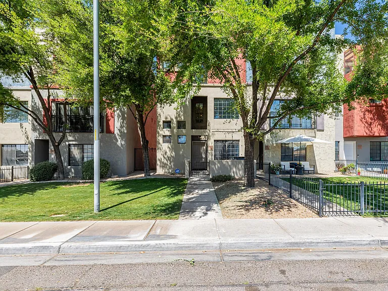 3435 E Lance Ln — Photo 2
