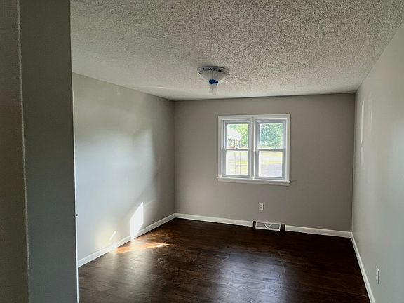 5th image of 372 N Logsdon Pkwy