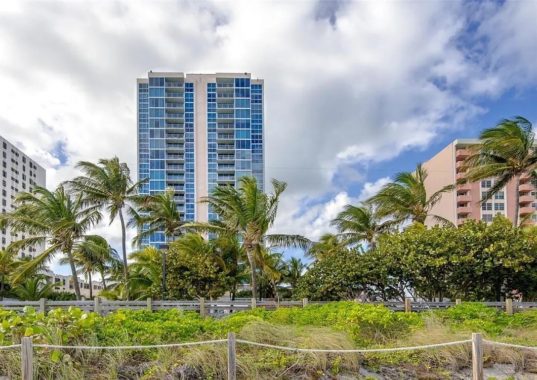 Building Photo - 2655 Collins Ave #602