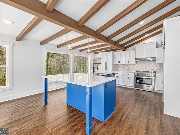 4th image of 330 Lake Dr